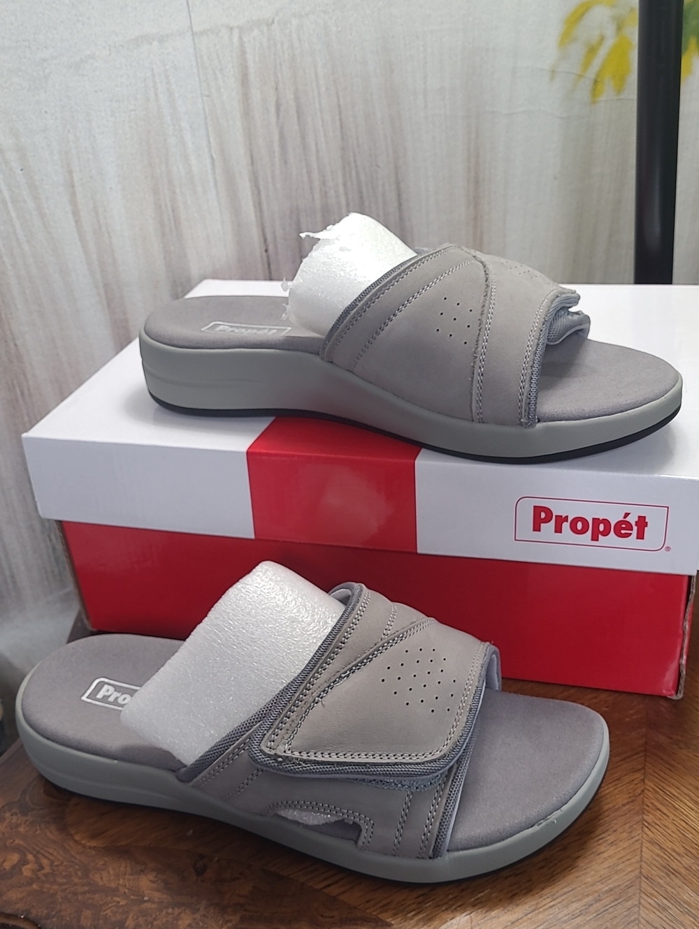 New in box! Propet Emerson Mens 8 WIDE Gray slip on sandal with adjustable strap
